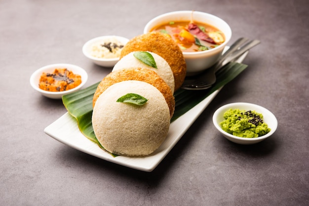 Idli vada com sambar pr sambhar também chamado de bolo de arroz medu wada