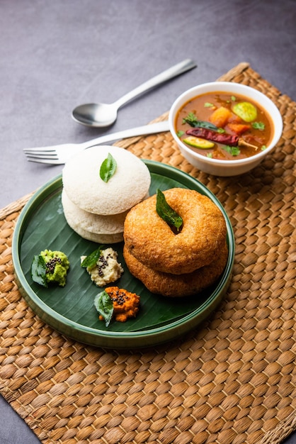 Idli Vada mit Sambar pr Sambhar, auch Medu Wada Reiskuchen genannt