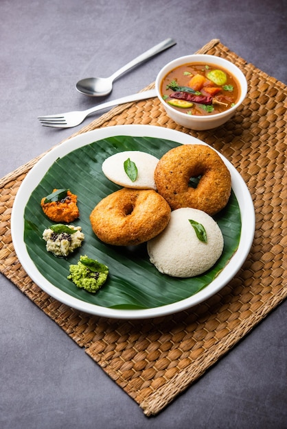 Idli Vada mit Sambar pr Sambhar, auch Medu Wada Reiskuchen genannt