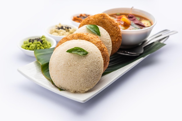 Foto idli vada mit sambar pr sambhar, auch medu wada reiskuchen genannt