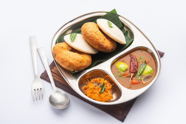 Idli vada con sambar pr sambhar también llamado pastel de arroz medu wada