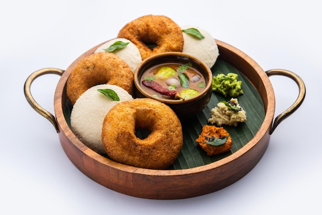 Idli vada con sambar pr sambhar también llamado pastel de arroz medu wada