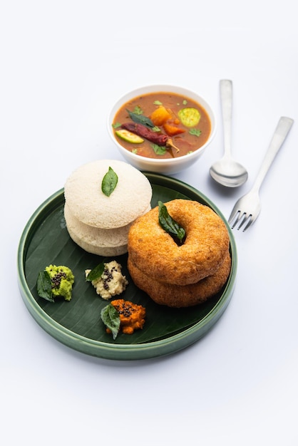 Idli vada con sambar pr sambhar también llamado pastel de arroz medu wada