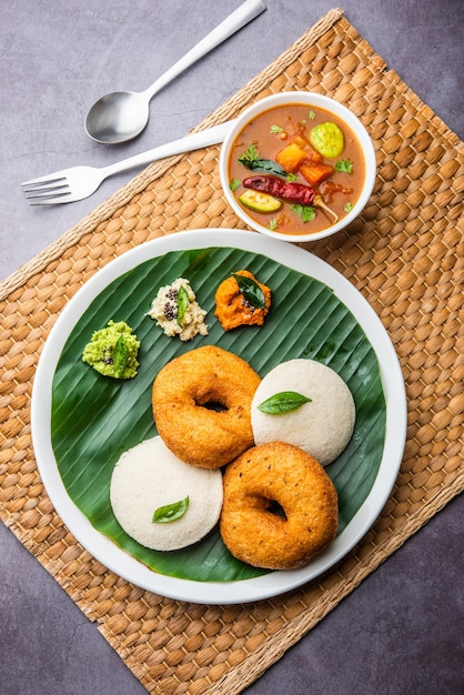 Idli vada con sambar pr sambhar también llamado pastel de arroz medu wada