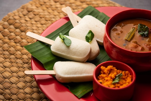 Idly lollipop o idli candy con palo servido con sambar y chutneyDesayuno del sur de la India