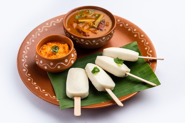 Idly lollipop o idli candy con palo servido con sambar y chutneyDesayuno del sur de la India