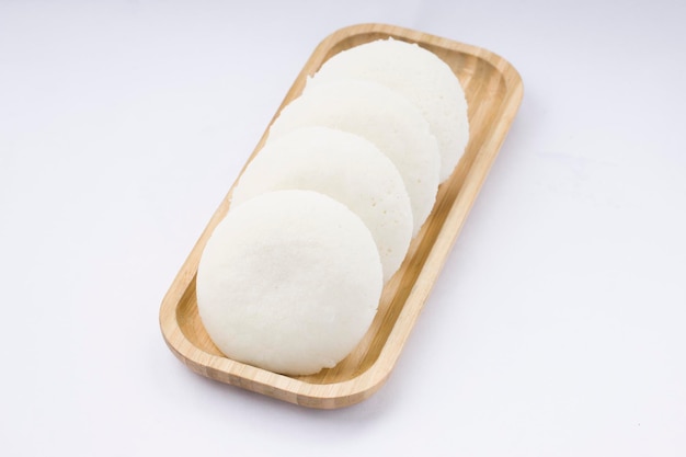 Idly o Idli, artículo principal del desayuno del sur de la India, bellamente dispuesto en una base de madera colocada