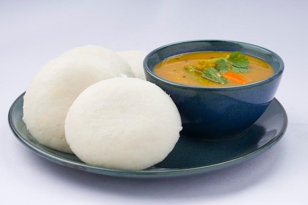 Idly o Idli, artículo principal del desayuno del sur de la India, que está bellamente dispuesto en placas de color aguamarina