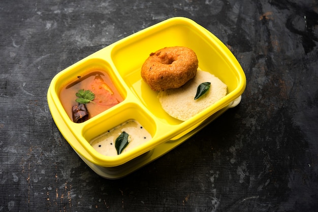 Idly oder Idli mit Medu Wada Sambar in der Lunchbox Tiffin