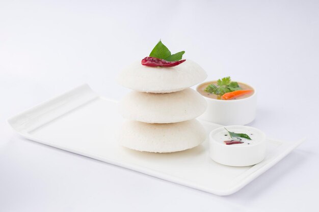 Idly oder Idli südindischer Hauptfrühstücksartikel, garniert mit rotem, trockenem Chili und Curryblättern