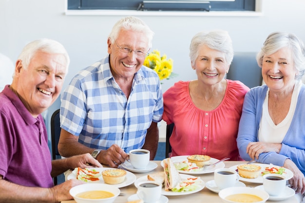 Idosos almoçando juntos