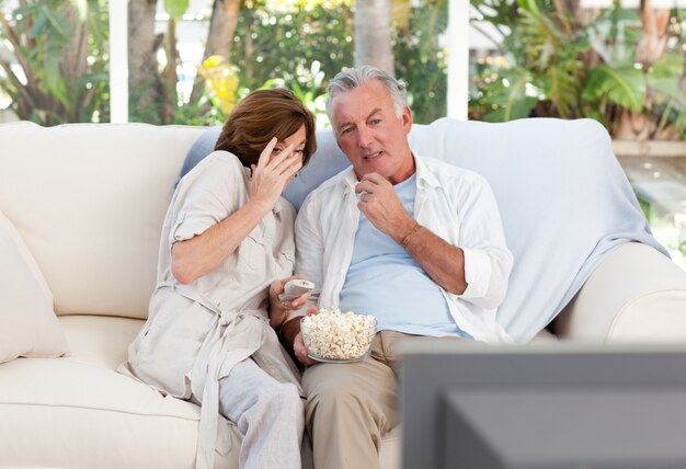 Idosos assistindo tv em casa