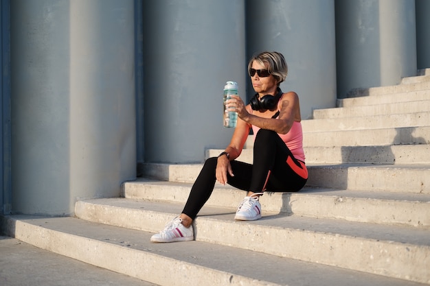 Idosos ativos terminam o treino de fitness na cidade