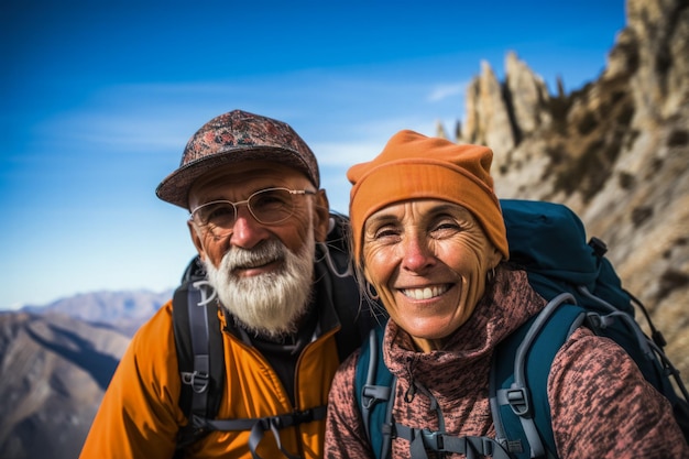 Idosos aventureiros conquistando picos de montanhas em uma emocionante expedição de escalada