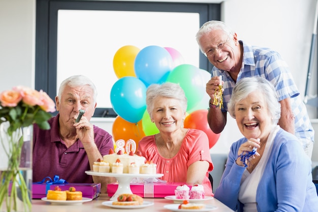 Idosos comemorando um aniversário