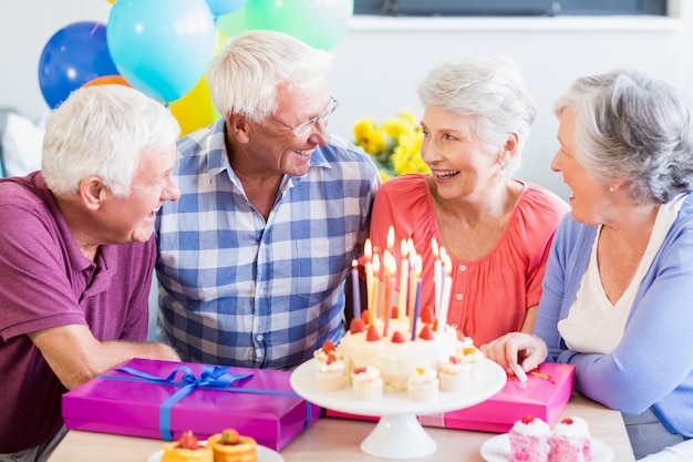 Idosos comemorando um aniversário