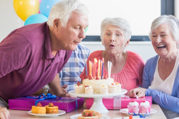 Idosos comemorando um aniversário