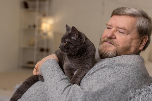 Idosos cuidam de gatos e se divertem em casa