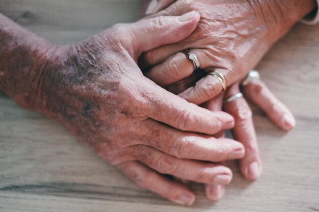 Idosos de mãos dadas veem de perto casal de família aposentado sênior expressa cuidado e apoio