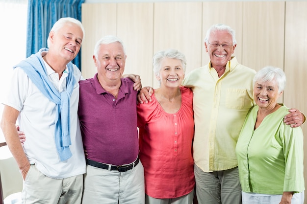 Foto idosos em pé juntos