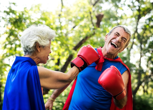 Idosos infantis vestindo trajes de super-heróis