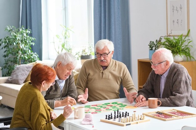 Idosos jogando jogo de tabuleiro