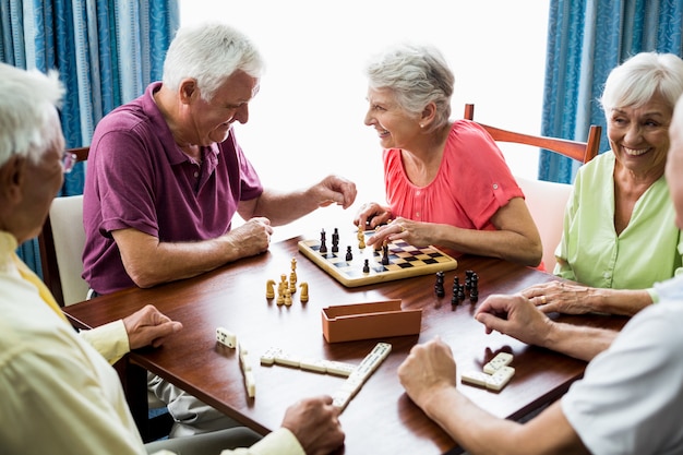 Idosos jogando jogos