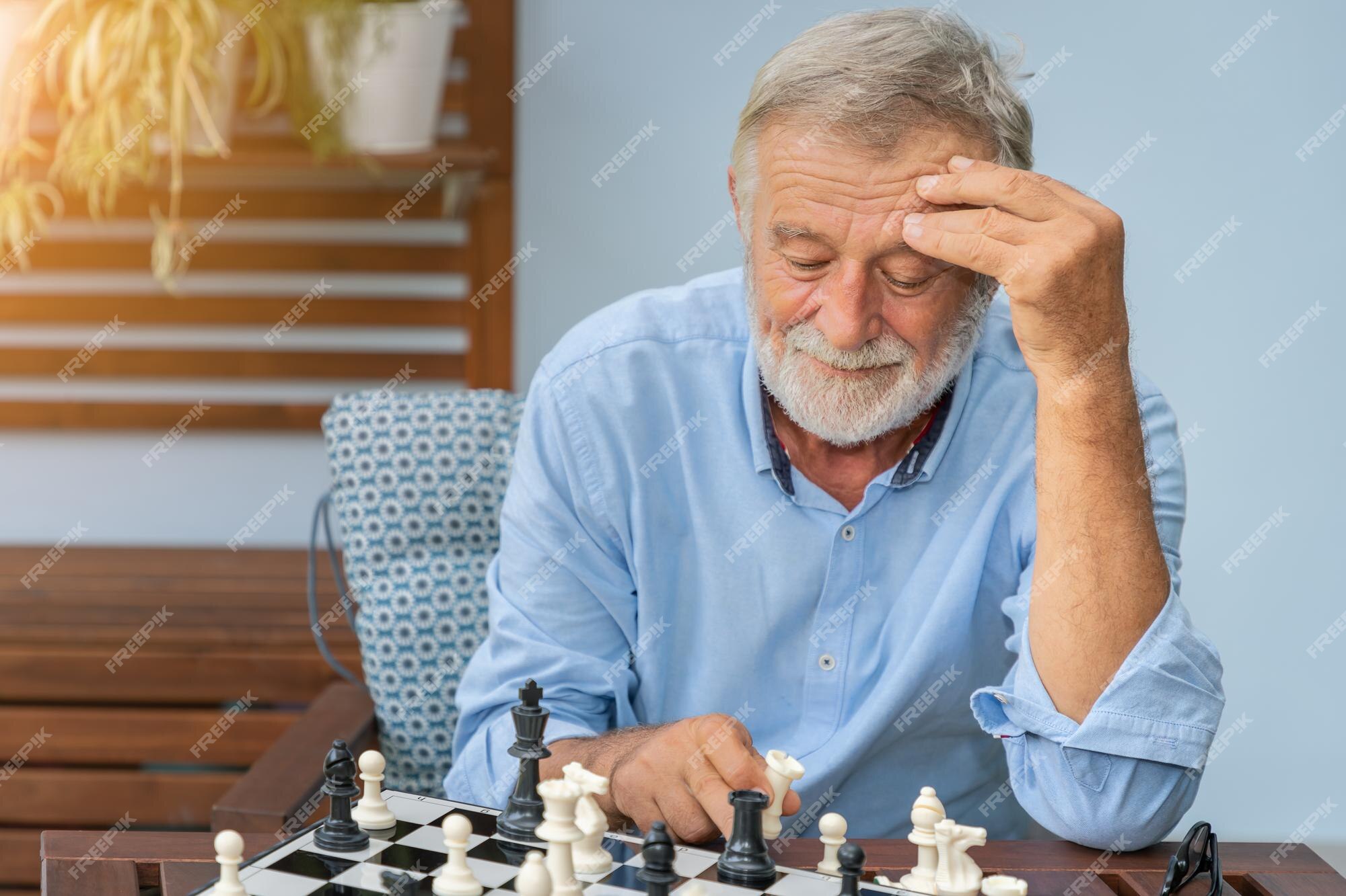 Tempo Feliz Do Jogo De Xadrez Da Família No Lar De Idosos Para Pessoas  Idosas Os Pais Com Crianças Têm a Conversa E O Lazer Do Di Imagem de Stock  - Imagem