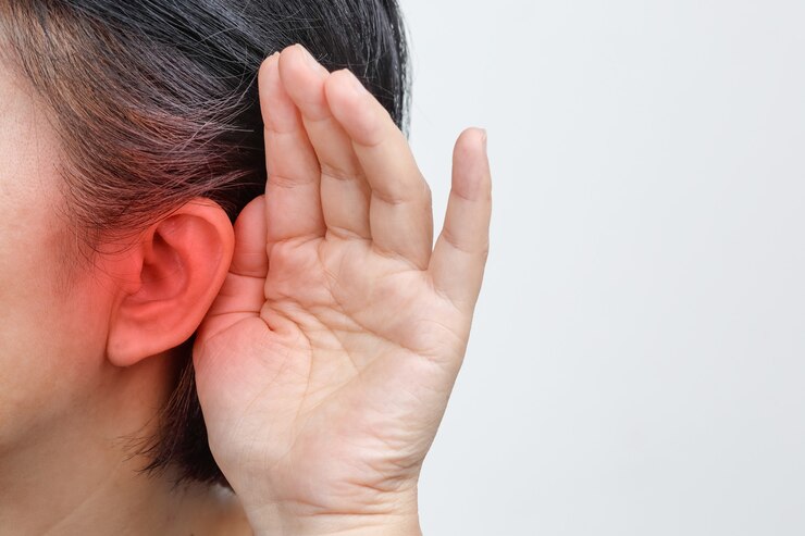 Foto idosos mulher com perda de audição, com deficiência auditiva