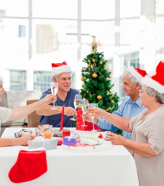 Idosos no dia de Natal em casa