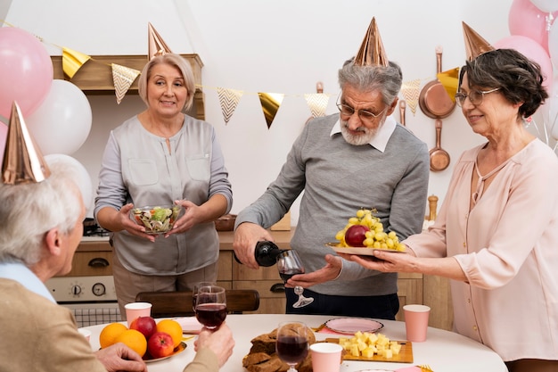 Idosos se divertindo na festa