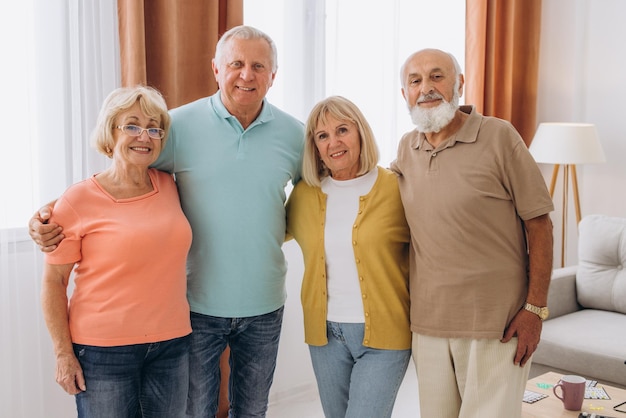 Foto idosos sorridente de pé juntos com um grande sorriso em seus rostos no centro de cuidados