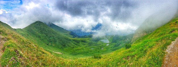 Foto idyllische aufnahme eines grünen bergtals gegen den himmel