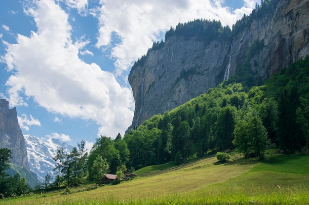 Idyllische Hanglage mit Wald und Wasserfall in Lauterbrunnen