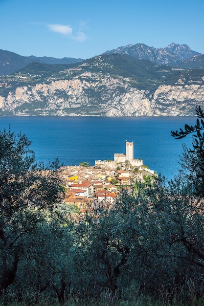 Idyllische Küste in Italien Blaues Wasser und ein süßes Dorf am Lago di Garda Malcesine Sonnenuntergang