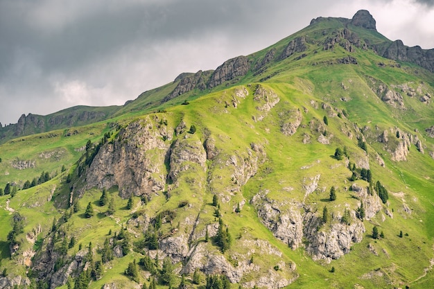 Idyllische Landschaft mit hohem grünem Hügel unter Himmel