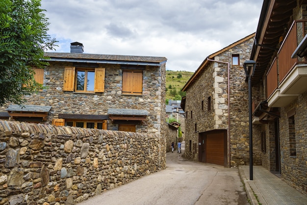 Idyllische Straße mit Gebäuden mit Steinmauern in Llivia Catalonia Spain