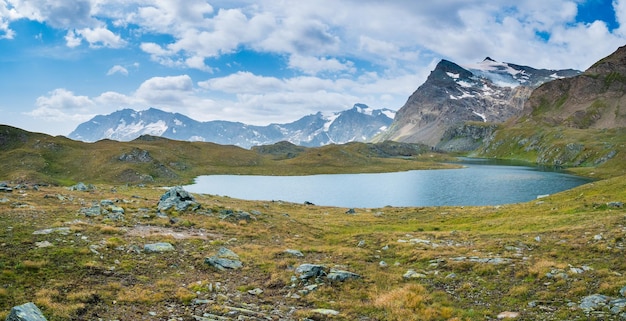 Idyllischer blauer Alpensee hoch oben auf den Bergen, malerisches Landschaftsfelsengelände in großer Höhe auf den Alpen, Panoramablick