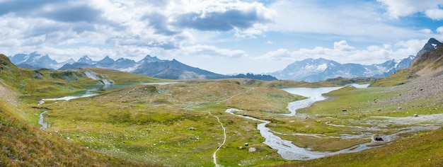 Idyllischer blauer Alpensee hoch oben auf den Bergen, malerisches Landschaftsfelsengelände in großer Höhe auf den Alpen, Panoramablick