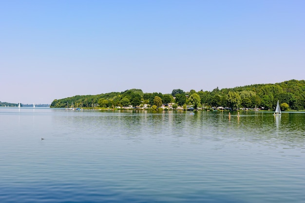 Idyllischer Blick auf den Ratzenburger See mit Booten Segelbooten blauer Himmel Schleswig Holstein Ratzenburg Deutschland