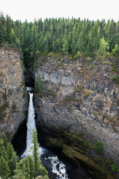 Foto idyllischer blick auf den wasserfall