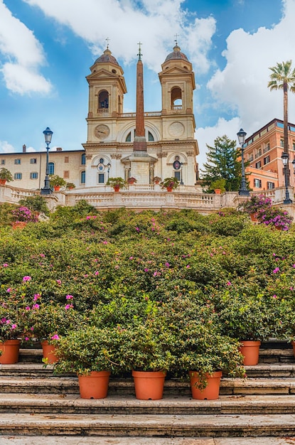 Idyllischer Blick auf die Kirche Trinita dei Monti, Wahrzeichen an der Spitze der Spanischen Treppe auf der Piazza di Spagna, einem der berühmtesten Plätze in Rom, Italien