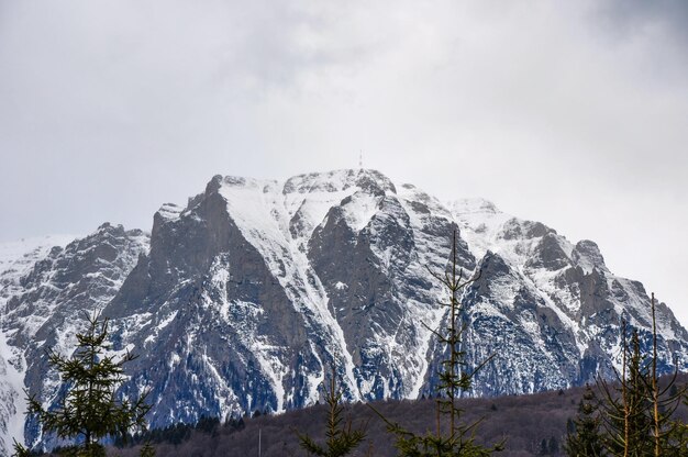 Idyllischer Blick auf einen schneebedeckten Berg gegen den Himmel