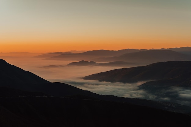 Idyllischer Sonnenaufgang auf einem wunderschönen Berg in Bosnien.