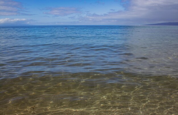 Idyllischer szenenstrand im tropischen blauen meer thailands und einem sandstrandhintergrund