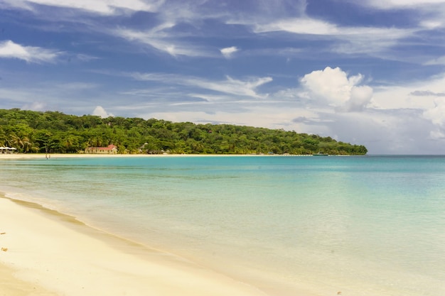 Idyllischer weißer Sandstrand und türkisfarbenes Wasser Nicaragua