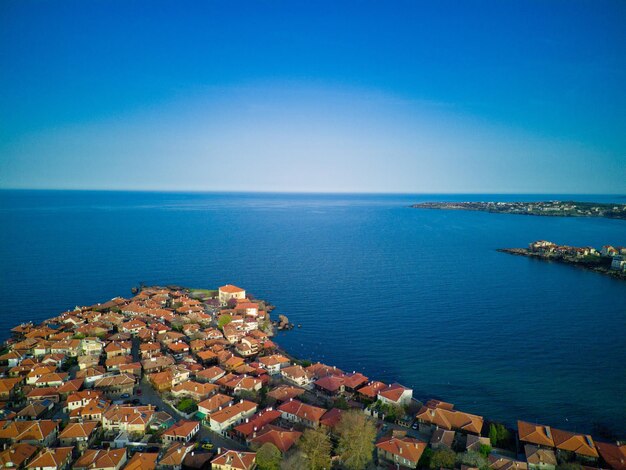 Iew de uma altura da cidade de Nessebar com casas e parques banhados pelo Mar Negro na Bulgária