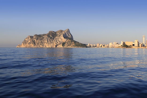 Ifach Penon montanha em Calpe do mar azul