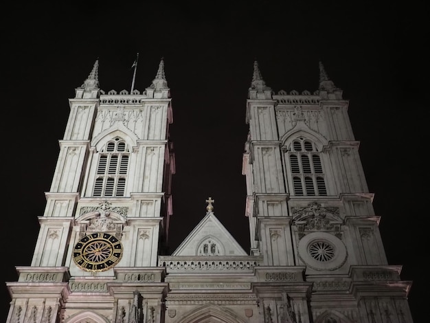 Iglesia de la abadía de Westminster en la noche en Londres
