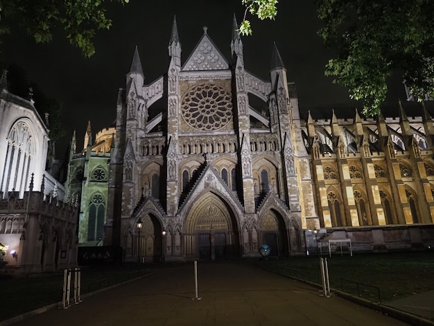 Iglesia de la abadía de Westminster en la noche en Londres